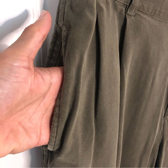 Tommy Bahama Shorts silk. Size 35 waist. Khaki brown relax fit EUC - Picture 4 of 13